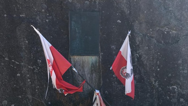 Od czasów II wojny światowej elementy wraku leżą przy jeziorze na farmie rodziny Helleren w okolicy Egersund. Szczątki Halifaxa znajdują się przy ścianie skalnej w którą uderzył a wiele z nich spoczywa pod wodą. Fot. Dariusz Markiewicz Walka o powrót Cichociemnych i wydobycie wraku Halifaxa [ZDJĘCIA]