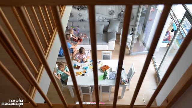 Celem programu jest wsparcie rodzin wielodzietnych, które nie mają pieniędzy na zapewnienie odpowiedniego mieszkania swoim dzieciom. Brane pod uwagę są rodziny z minimum trojgiem dzieci. Fot. Łukasz Szełemej [Radio Szczecin] Przeprowadzka 6-osobowej rodziny efektem programu "Dom Dużej Rodziny" [ZDJĘCIA]