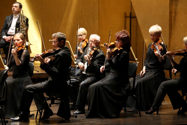 Muzycy filharmonii imienia Mieczysława Karłowicza w Szczecinie na zakończenie sezonu 2017/2018 wykonali jedno z najpopularniejszych dzieł muzyki symfonicznej. Fot. Materiały Filharmonii Owacja na stojąco. Filharmonia "zatoczyła koło" [ZDJĘCIA]