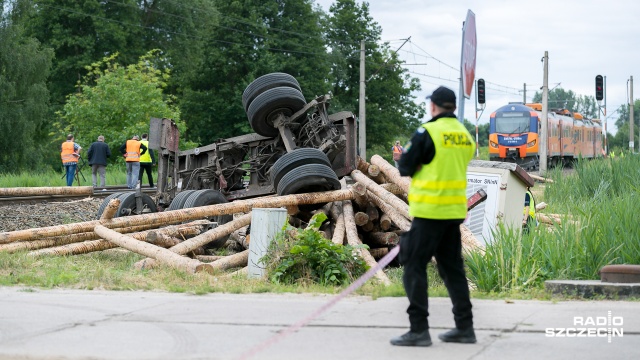 Fot. Robert Stachnik [Radio Szczecin] Ciężarówka uderzyła w pociąg. Jedna osoba nie żyje, wiele rannych [WIDEO, ZDJĘCIA]