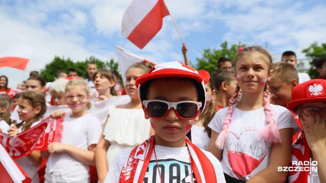 We wtorek pomiędzy lekcjami ponad 200 osób - uczniów i nauczycieli ze Szkoły Podstawowej nr 1 w Szczecinie - wyszło na szkolne boisko, by wspólnie przesłać naszym piłkarzom pozytywne emocje przed meczem z Senegalem. Fot. Robert Stachnik [Radio Szczecin] Uczniowie dopingują między lekcjami. Pozytywny przekaz dla piłkarzy [WIDEO, ZDJĘCIA]