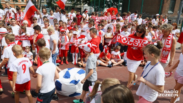 We wtorek pomiędzy lekcjami ponad 200 osób - uczniów i nauczycieli ze Szkoły Podstawowej nr 1 w Szczecinie - wyszło na szkolne boisko, by wspólnie przesłać naszym piłkarzom pozytywne emocje przed meczem z Senegalem. Fot. Robert Stachnik [Radio Szczecin] Uczniowie dopingują między lekcjami. Pozytywny przekaz dla piłkarzy [WIDEO, ZDJĘCIA]