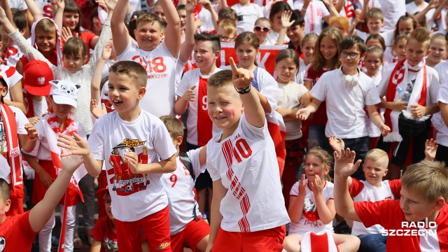 We wtorek pomiędzy lekcjami ponad 200 osób - uczniów i nauczycieli ze Szkoły Podstawowej nr 1 w Szczecinie - wyszło na szkolne boisko, by wspólnie przesłać naszym piłkarzom pozytywne emocje przed meczem z Senegalem. Fot. Robert Stachnik [Radio Szczecin] Uczniowie dopingują między lekcjami. Pozytywny przekaz dla piłkarzy [WIDEO, ZDJĘCIA]