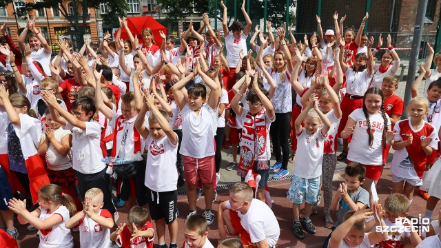 We wtorek pomiędzy lekcjami ponad 200 osób - uczniów i nauczycieli ze Szkoły Podstawowej nr 1 w Szczecinie - wyszło na szkolne boisko, by wspólnie przesłać naszym piłkarzom pozytywne emocje przed meczem z Senegalem. Fot. Robert Stachnik [Radio Szczecin] Uczniowie dopingują między lekcjami. Pozytywny przekaz dla piłkarzy [WIDEO, ZDJĘCIA]