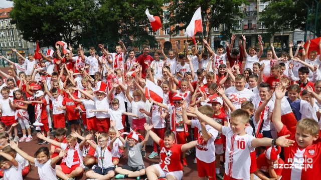 We wtorek pomiędzy lekcjami ponad 200 osób - uczniów i nauczycieli ze Szkoły Podstawowej nr 1 w Szczecinie - wyszło na szkolne boisko, by wspólnie przesłać naszym piłkarzom pozytywne emocje przed meczem z Senegalem. Fot. Robert Stachnik [Radio Szczecin] Uczniowie dopingują między lekcjami. Pozytywny przekaz dla piłkarzy [WIDEO, ZDJĘCIA]