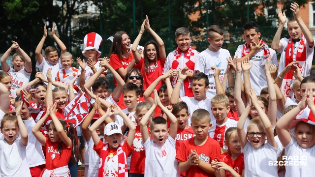 We wtorek pomiędzy lekcjami ponad 200 osób - uczniów i nauczycieli ze Szkoły Podstawowej nr 1 w Szczecinie - wyszło na szkolne boisko, by wspólnie przesłać naszym piłkarzom pozytywne emocje przed meczem z Senegalem. Fot. Robert Stachnik [Radio Szczecin] Uczniowie dopingują między lekcjami. Pozytywny przekaz dla piłkarzy [WIDEO, ZDJĘCIA]