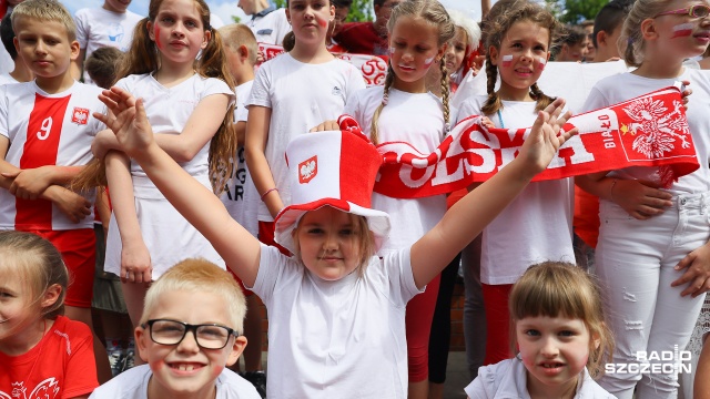 We wtorek pomiędzy lekcjami ponad 200 osób - uczniów i nauczycieli ze Szkoły Podstawowej nr 1 w Szczecinie - wyszło na szkolne boisko, by wspólnie przesłać naszym piłkarzom pozytywne emocje przed meczem z Senegalem. Fot. Robert Stachnik [Radio Szczecin] Uczniowie dopingują między lekcjami. Pozytywny przekaz dla piłkarzy [WIDEO, ZDJĘCIA]