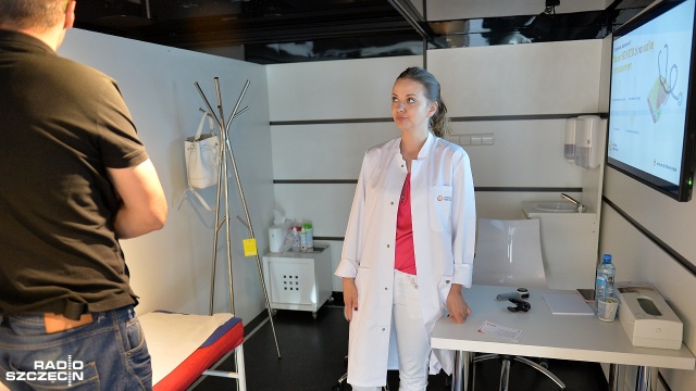 Nie obowiązują zapisy, wystarczy przyjść, a wszystkie badania są bezpłatne. Fot. Łukasz Szełemej [Radio Szczecin] Medbus w Szczecinie, zbadaj się bezpłatnie [ZDJĘCIA]