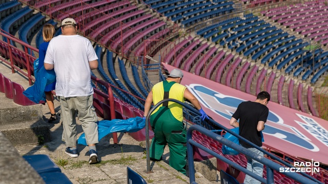 Fot. Robert Stachnik [Radio Szczecin] Chwasty na stadionie. Trwają prace porządkowe [WIDEO, ZDJĘCIA]