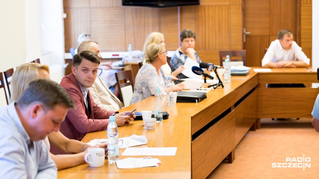 Komisję zwołano na wniosek radnej Urszuli Pańki z Platformy Obywatelskiej po to, aby przyjrzeć się problemowi dłużników Miejskiej Biblioteki Publicznej w Szczecinie. Fot. Robert Stachnik [Radio Szczecin] Radny przez lata nie zwracał książek do bibliotek. Ma rekordowe zadłużenie [ZDJĘCIA]