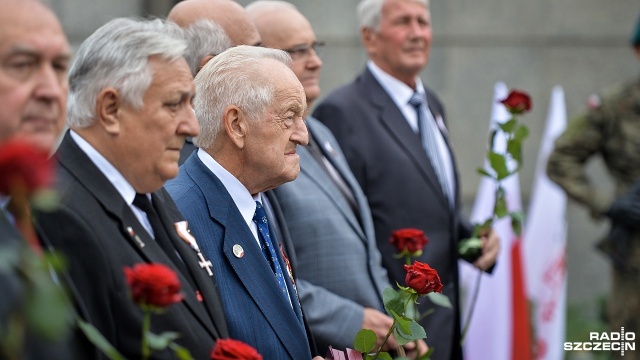 Obchody Sierpnia'80 przy bramie głównej Stoczni Szczecińskiej. Fot. Łukasz Szełemej [Radio Szczecin] "Piękna karta Szczecina w dziejach społecznego oporu". Obchody Sierpnia '80 [WIDEO, ZDJĘCIA]