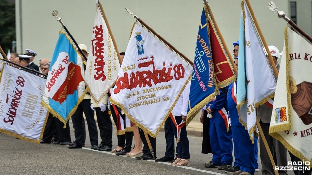 Obchody Sierpnia'80 przy bramie głównej Stoczni Szczecińskiej. Fot. Łukasz Szełemej [Radio Szczecin] "Piękna karta Szczecina w dziejach społecznego oporu". Obchody Sierpnia '80 [WIDEO, ZDJĘCIA]