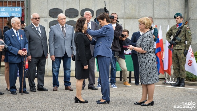 Obchody Sierpnia'80 przy bramie głównej Stoczni Szczecińskiej. Fot. Łukasz Szełemej [Radio Szczecin] "Piękna karta Szczecina w dziejach społecznego oporu". Obchody Sierpnia '80 [WIDEO, ZDJĘCIA]