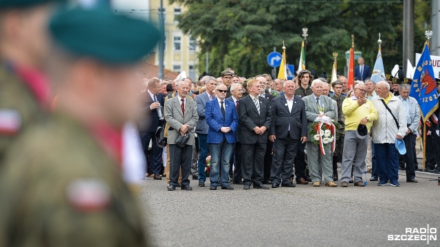 Obchody Sierpnia'80 przy bramie głównej Stoczni Szczecińskiej. Fot. Łukasz Szełemej [Radio Szczecin] "Piękna karta Szczecina w dziejach społecznego oporu". Obchody Sierpnia '80 [WIDEO, ZDJĘCIA]