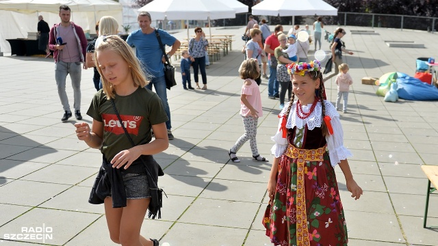 Świętowanie wolności na placu Solidarności. Fot. Łukasz Szełemej [Radio Szczecin] Świętowanie wolności na placu Solidarności [ZDJĘCIA]