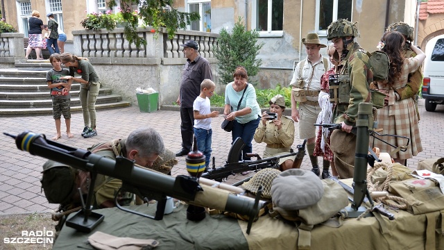 W trakcie pikniku swoje historyczne stroje prezentowali członkowie Stowarzyszenia SRH Monte Cassino. Fot. Łukasz Szełemej [Radio Szczecin] ''Historia jest wśród nas'' - piknik w Gryfinie [ZDJĘCIA]