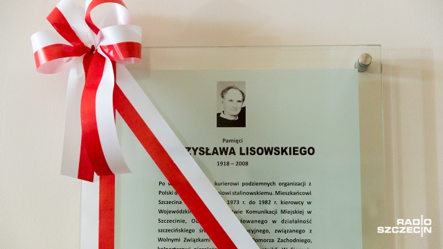 Uroczystość odsłonięcia tablicy upamiętniającej bohaterów sierpnia 1988 roku Fot. Robert Stachnik [Radio Szczecin] Odsłonięto tablice upamiętniające bohaterów sierpnia 1988 roku [ZDJĘCIA]