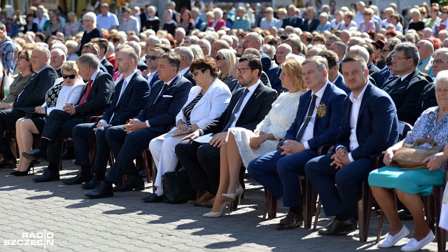 Rolnictwo jest solą państwa polskiego - mówił podczas dożynek w Gryfinie arcybiskup Andrzej Dzięga, metropolita szczecińsko-kamieński. Fot. Łukasz Szełemej [Radio Szczecin] "Co może żołnierz i co może rycerz, jeśli głodnym pozostanie?!" [DUŻO ZDJĘĆ]