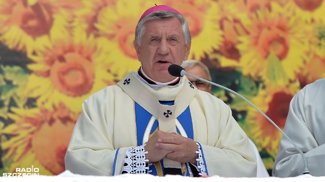 Rolnictwo jest solą państwa polskiego - mówił podczas dożynek w Gryfinie arcybiskup Andrzej Dzięga, metropolita szczecińsko-kamieński. Fot. Łukasz Szełemej [Radio Szczecin] "Co może żołnierz i co może rycerz, jeśli głodnym pozostanie?!" [DUŻO ZDJĘĆ]