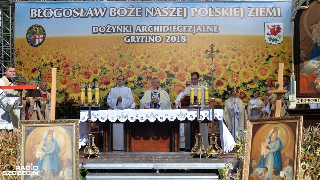 Rolnictwo jest solą państwa polskiego - mówił podczas dożynek w Gryfinie arcybiskup Andrzej Dzięga, metropolita szczecińsko-kamieński. Fot. Łukasz Szełemej [Radio Szczecin] "Co może żołnierz i co może rycerz, jeśli głodnym pozostanie?!" [DUŻO ZDJĘĆ]