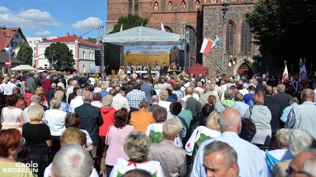 Rolnictwo jest solą państwa polskiego - mówił podczas dożynek w Gryfinie arcybiskup Andrzej Dzięga, metropolita szczecińsko-kamieński. Fot. Łukasz Szełemej [Radio Szczecin] "Co może żołnierz i co może rycerz, jeśli głodnym pozostanie?!" [DUŻO ZDJĘĆ]