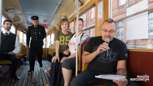 Lektura "Przedwiośnia" Stefana Żeromskiego w hałaśliwym wehikule nie była łatwa. Fot. Robert Stachnik [Radio Szczecin] Cezary Baryka w szczecińskim tramwaju [ZDJĘCIA]