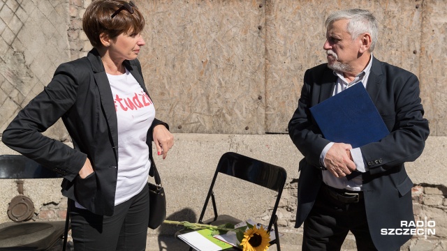 Lektura "Przedwiośnia" Stefana Żeromskiego w hałaśliwym wehikule nie była łatwa. Fot. Robert Stachnik [Radio Szczecin] Cezary Baryka w szczecińskim tramwaju [ZDJĘCIA]