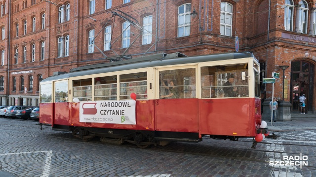 Lektura "Przedwiośnia" Stefana Żeromskiego w hałaśliwym wehikule nie była łatwa. Fot. Robert Stachnik [Radio Szczecin] Cezary Baryka w szczecińskim tramwaju [ZDJĘCIA]