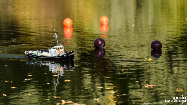 Kilkanaście modeli statków można było oglądać w niedzielę na Jeziorze Rusałka w Parku Kasprowicza w Szczecinie. Fot. Kamila Kozioł [Radio Szczecin] Miniaturowa flotylla wypłynęła na Rusałkę [WIDEO, ZDJĘCIA]