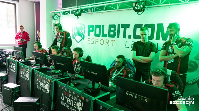 W szczecińskim Technoparku odbywają się zawody e-sportowe w "Counter Strike". Fot. Robert Stachnik [Radio Szczecin] Terroryści kontra antyterroryści [ZDJĘCIA]