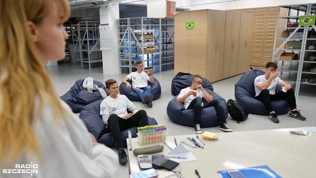 Kilkudziesięciu uczniów ze szkół średnich z całego województwa zmaga się w piątek w Szczecinie podczas finału akcji "Zielona Energia". Fot. Łukasz Szełemej [Radio Szczecin] Pierwsza pomoc w ramach uczniowskiej rywalizacji [ZDJĘCIA]
