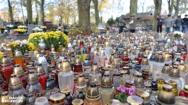 Fot. Łukasz Szełemej [Radio Szczecin] Zaduszki na Cmentarzu Centralnym. "Trzeba odwiedzić bliskich i znajomych" [ZDJĘCIA]