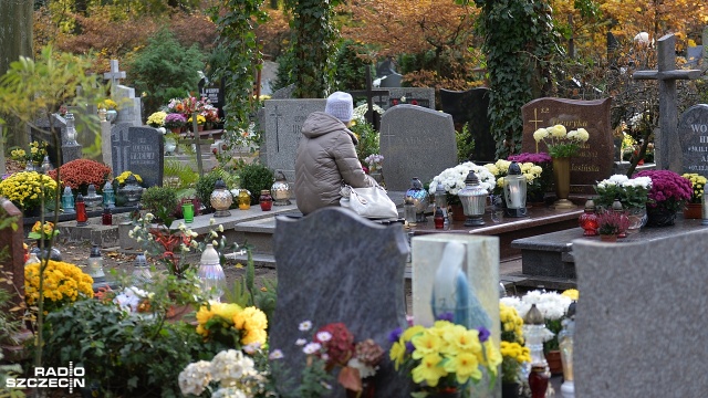Najwięcej odwiedzających było w dniu Wszystkich Świętych, ale i dziś mieszkańcy przychodzili zapalić znicze na grobach najbliższych. Fot. Łukasz Szełemej [Radio Szczecin] Zaduszki na Cmentarzu Centralnym. "Trzeba odwiedzić bliskich i znajomych" [ZDJĘCIA]