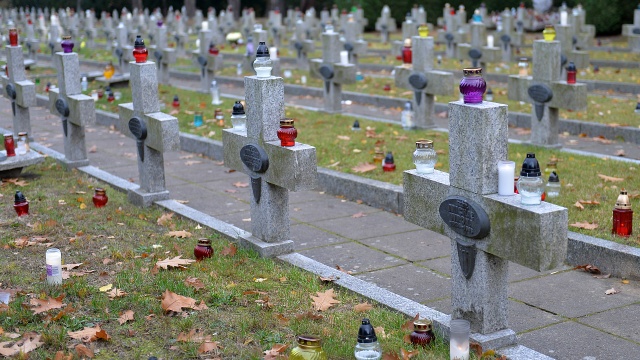 Fot. Łukasz Szełemej [Radio Szczecin] Zaduszki na Cmentarzu Centralnym. "Trzeba odwiedzić bliskich i znajomych" [ZDJĘCIA]