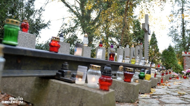 Fot. Łukasz Szełemej [Radio Szczecin] Zaduszki na Cmentarzu Centralnym. "Trzeba odwiedzić bliskich i znajomych" [ZDJĘCIA]