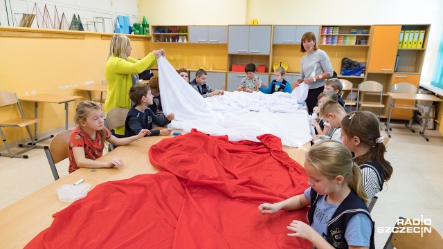 Fot. Robert Stachnik [Radio Szczecin] Uczniowie, rodzice i nauczyciele przygotowują gigantyczną polską flagę [ZDJĘCIA]