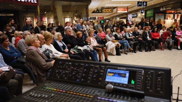 Koncert "Hejnał dla Niepodległej" Baltic Neopolis Orchestra w Galerii Kaskada. Fot. Wojciech Ochrymiuk [Radio Szczecin] "Niesamowite", czyli BNO w Kaskadzie z "Hejnałem dla Niepodległej"