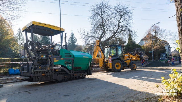 Fot. Robert Stachnik [Radio Szczecin] Kierowcy usunęli bariery i zniszczyli asfalt na ul. Granitowej [WIDEO, ZDJĘCIA]