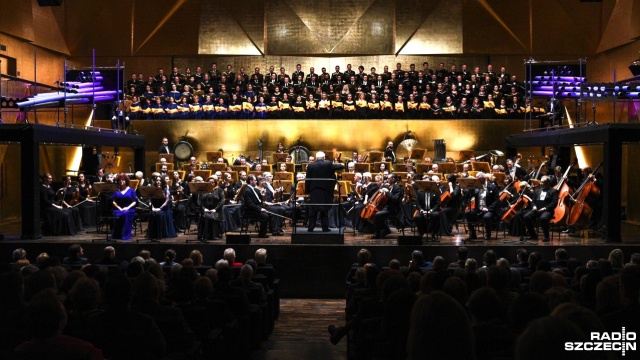 Orkiestra Symfoniczna Filharmonii im. Mieczysława Karłowicza w Szczecinie, chór i soliści pod dyrekcją Krzysztofa Pendereckiego. Fot. Kamila Kozioł [Radio Szczecin] Entuzjastyczne przyjęcie „Siedmiu bram Jerozolimy” Krzysztofa Pendereckiego [ZDJĘCIA]