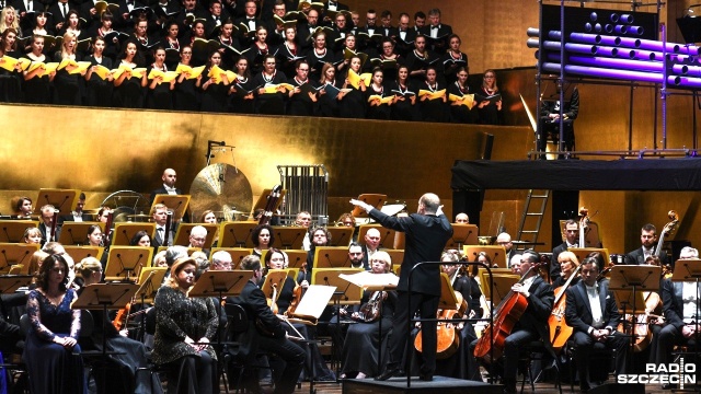 Maciej Tworek dyryguje kompozycją Krzysztofa Pendereckiego „Siedem bram Jerozolimy” w Filharmonii im. Mieczysława Karłowicza w Szczecinie. Fot. Kamila Kozioł [Radio Szczecin] Entuzjastyczne przyjęcie „Siedmiu bram Jerozolimy” Krzysztofa Pendereckiego [ZDJĘCIA]