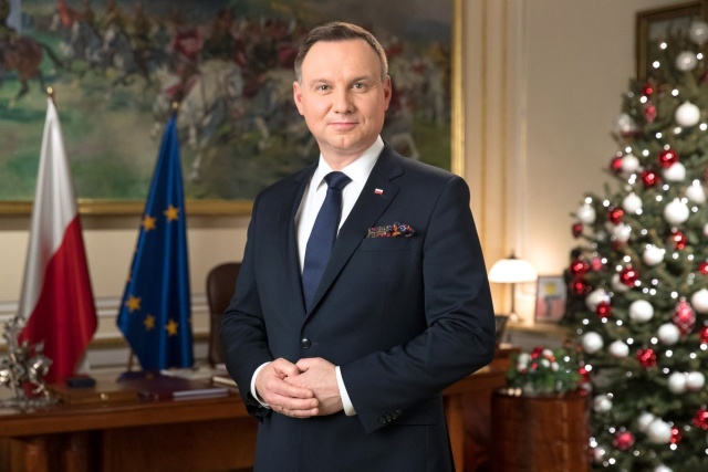 To był rok zmian i czas budowania Państwa służącego wszystkim, bez wyjątku, obywatelom - mówił w orędziu noworocznym prezydent Andrzej Duda.