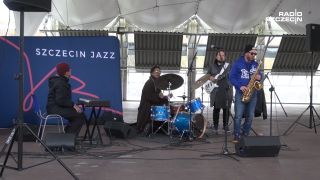 Rock and roll, kujawiak i dziesiątki mieszkańców Szczecina na jednej scenie - o 13 w Teatrze Letnim rozpoczęła się Potańcówka jazzowa.