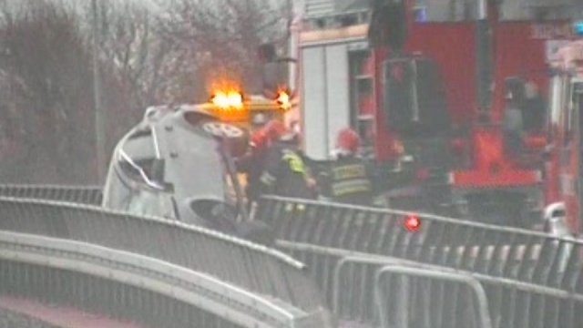 Kierująca samochodem osobowym nie zapanowała nad kierownicą, wypadła z jezdni, a auto zawisło na barierach odgradzających ulicę od torowiska tramwajowego. Do zdarzenia doszło na ulicy Gdańskiej w Szczecinie, między Basenem Górniczym a Mostem Pionierów.