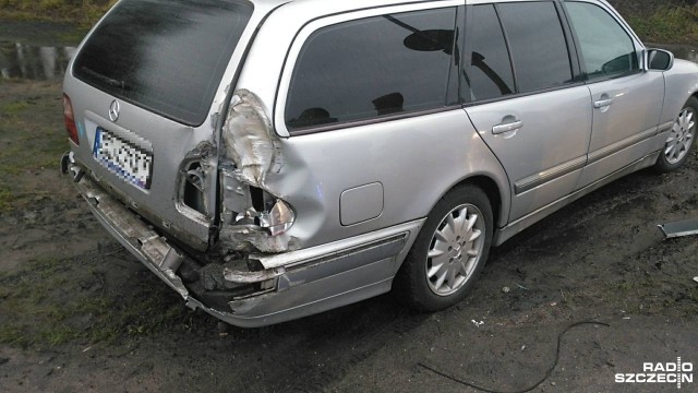 Auto osobowe utknęło miedzy szlabanami na przejeździe kolejowym w Koszalinie. Uderzył w nie pociąg.