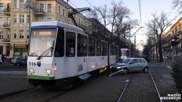 Samochód osobowy i tramwajowa jedynka zderzyły się przy placu Grunwaldzkim w kierunku Rodła w Szczecinie. Do stłuczki doszło w poniedziałek przed godziną 9.