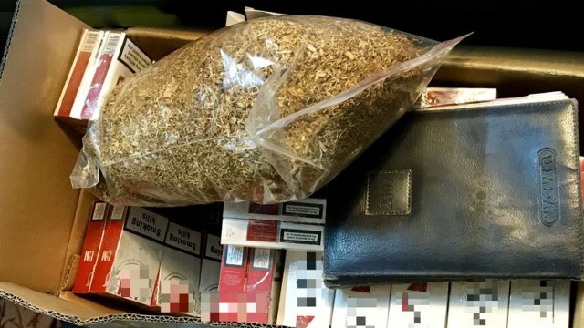 Ponad 55 kilogramów tytoniu, 100 litrów wyrobów spirytusowych i 22 tysiące sztuk papierosów bez znaków akcyzy posiadał 70-latek z Koszalina. Towar wykryli i zabezpieczyli zachodniopomorscy policjanci i celnicy.