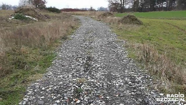 Kupił działki rolne, odrolnił je a teraz za pieniądze gminy zrobił przy nich drogę dojazdową - kilkunastu radnych gminy Nowogard pyta w interpelacji burmistrza Roberta Czaplę, dlaczego wykorzystuje swoje stanowisko do załatwiania prywatnych interesów.