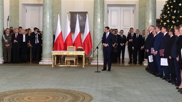 Modernizacja, ale z myślą o ludziach - tak premier Mateusz Morawiecki mówi o nowym składzie rządu. W ramach rekonstrukcji gabinetu zmienili się między innymi szefowie MSWiA, MON i MSZ, a także ministrowie zdrowia i środowiska.