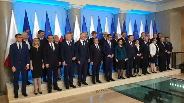 Zmiana w rządzie oznacza jeszcze lepszą pracę gabinetu, w którym będzie też kolejny polityk ze Szczecina - uważa Leszek Dobrzyński z PiS. Z kolei zdaniem posła opozycji Arkadiusza Marchewki z PO, rekonstrukcja miała przykryć fatalne dwa poprzednie lata działalności odwołanych ministrów. Natomiast w opinii Dariusza Wieczorka z SLD, PiS wyciągnął wnioski z dwóch lat rządów.