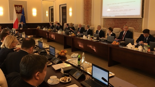 Pierwsze posiedzenie rządu z nowymi ministrami rozpoczęło się we wtorek po południu w Warszawie. Do Kancelarii Premiera przyjechali wszyscy zaprzysiężeni wcześniej nowi ministrowie gabinetu Mateusza Morawieckiego.